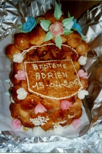 la pièce montée en forme de berceau pour le baptême d'Adrien